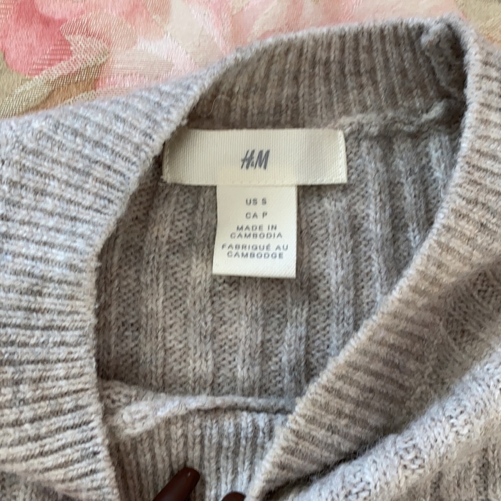 H&M Sweater - Picture 2 of 3
